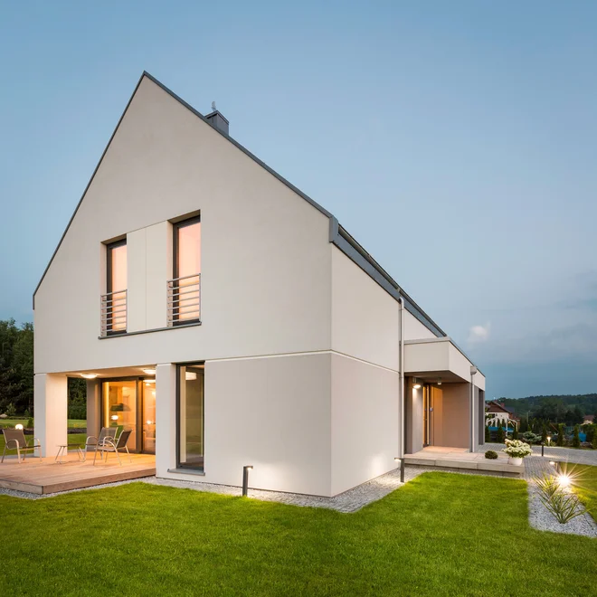 Družina, ki ogreva prostore in sanitarno vodo s toplotno črpalko, je z investicijo v samooskrbno sončno elektrarno s hranilnikom energije po modelu NET-MET zmanjšala letni strošek električne energije z 2.667 na 448 evrov. FOTO: Depositphotos