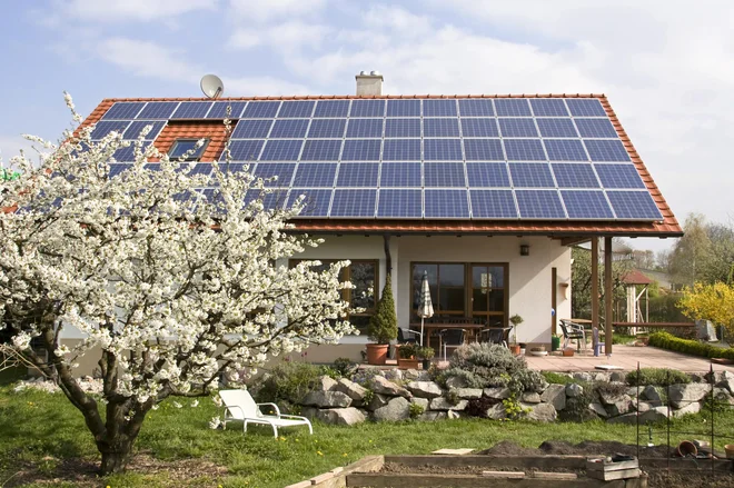 Kljub ukinitvi mesečnih obračunov za samooskrbo z električno energijo je princip letnih obračunov še vedno na voljo. FOTO: Depositphotos