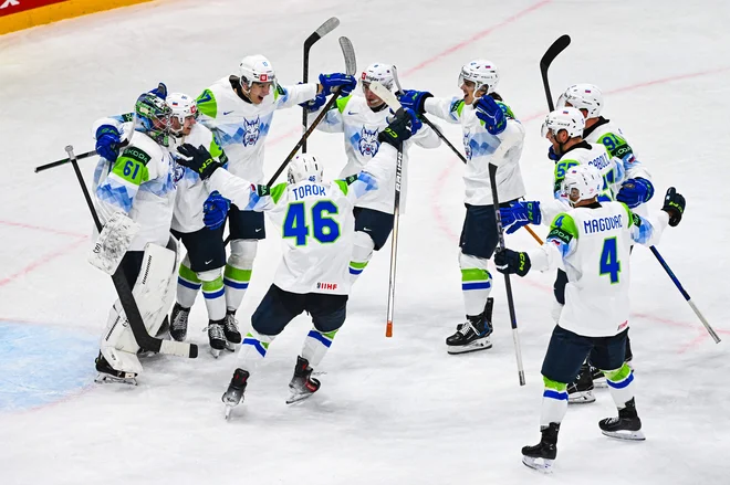 Slovenski hokejisti so se takole v Stockholmu veselili zmage nad Francozi in s tem obstanka med svetovno elito. FOTO: Jonathan Nackstrand/AFP
