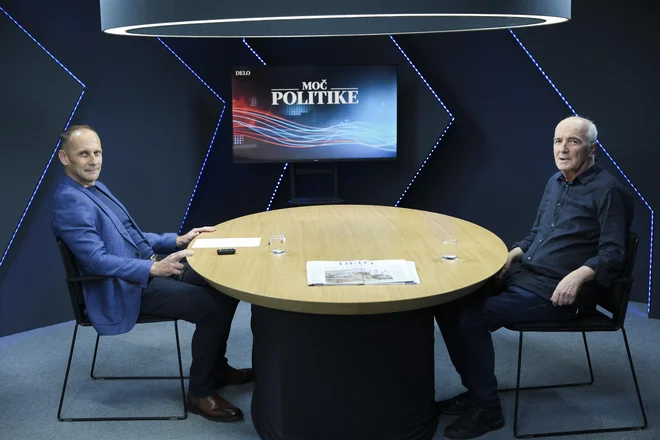 Vzemi državo nazaj je kleptomanska ideja. Saj država ni tvoja, ni moja, država je družbeni dogovor. Se pravi, država ne more biti last od nekoga, če je družbeni dogovor. Ta slogan je direkten nagovor nagovor k demontaži demokratične države, je v podkastu Moč politike povedal dr. Vlado Miheljak. FOTO: Jože Suhadolnik