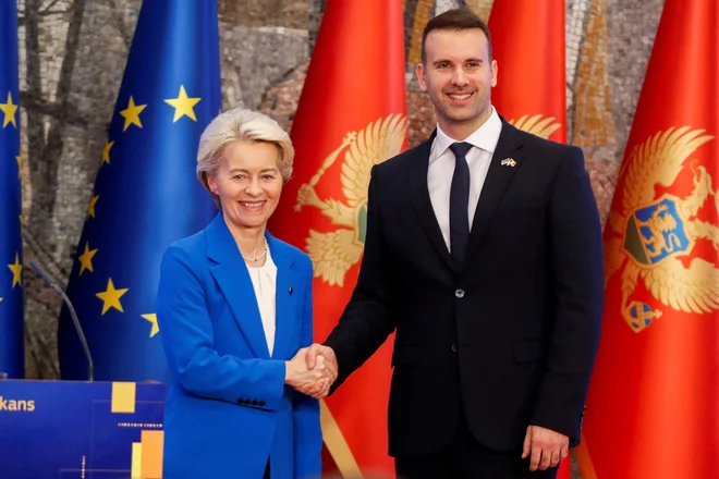 Med množico reform, ki naj bi jih približale EU, je črnogorski premier Milojko Spajić (na sliki z Ursulo von der Leyen) uvrstil tudi skrašanje delovnika, s čimer poskuša blažiti pomanjkanje delovne sile. FOTO: Stevo Vasiljevic/Reuters