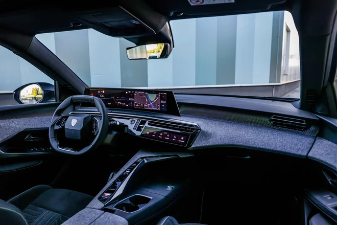 Ob vstopu v vozilo nas pričaka spektakularni Peugeot Panoramic i-Cockpit – lebdeči, ukrivljeni 21-palčni zaslon visoke ločljivosti, ki združuje instrumentno ploščo in osrednji zaslon na dotik. FOTO: Peugeot