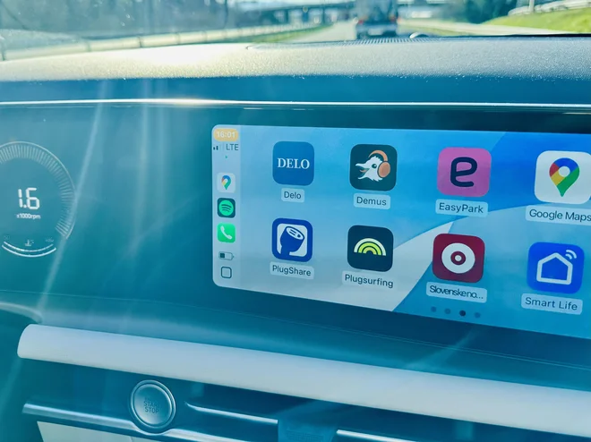 The Delo and Slovenske novice app is now integrated with your vehicle. Photo: work


 

