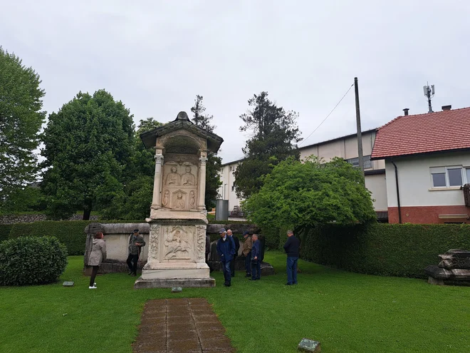 Leta 2003 je rimska nekropola postala spomenik državnega pomena, a država se za spomenik ne zmeni. FOTO: Špela Kuralt/Delo