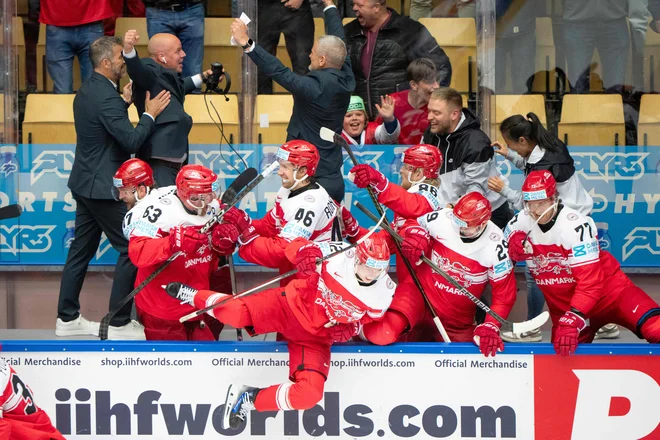 Danskemu veselju ob uvrstitvi v polfinale svetovnega prvenstva ni bilo videti konca. FOTO: Bo Amstrup/AFP