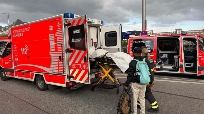 Po navedbah reševalcev je smrtno ogroženih najmanj šest žrtev. FOTO: Rene Schroder/AFP