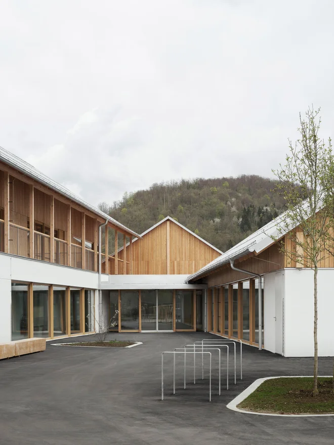 Vrtec Bohinj je sestavljen iz treh hiš, pri njihovi gradnji so uporabili lokalne arhitekturne elemente ter materiale, večinoma les. FOTO:  Luis Diaz Diaz