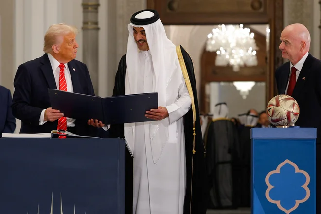 Ameriški predsednik Donald Trump, katarski emir Tamim Al Thani in predsednik Fife Gianni Infantino 14. maja v Lusailu. FOTO: Brian Snyder/Reuters