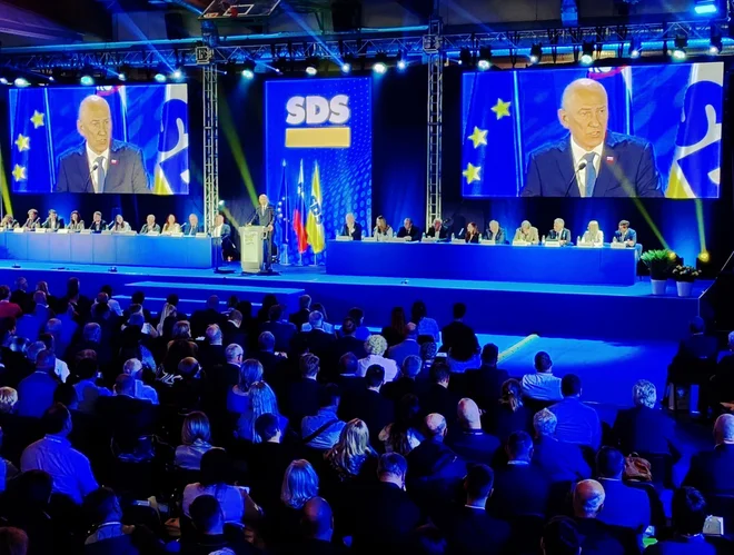 Po razglasitvi rezultatov je sledil osrednji nagovor dolgoletnega predsednika SDS Janše, ki stranko vodi že od leta 1993 in mu je članstvo danes torej uradno podelilo še deseti mandat. FOTO: Božidar Kolar/STA