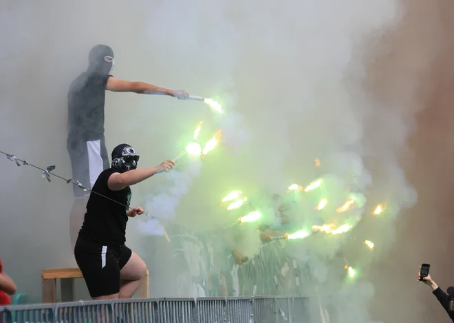 Standarden prizor ob slavju nogometašev Olimpije. FOTO: Dejan Javornik