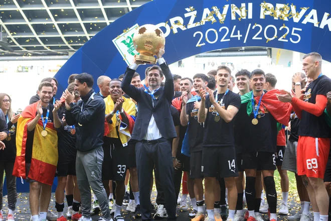 Tudi trener Olimpije Victor Sanchez je takole dvignil v zrak pokal za naslov slovenskega prvaka. FOTO: Dejan Javornik