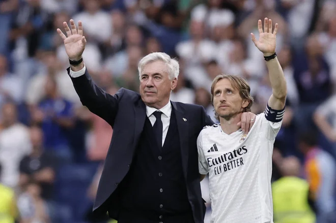 Italijanski trener Carlo Ancelotti in hrvapki as Luka Modrić sta legendi madridskega Reala. FOTO: Oscar Del Pozo/AFP