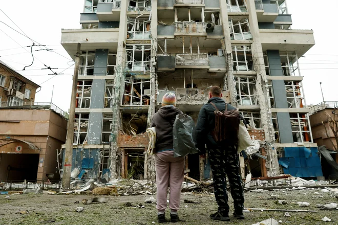 Uničena stavba v ruskem napadu na Kijev. FOTO: Thomas Peter/Reuters