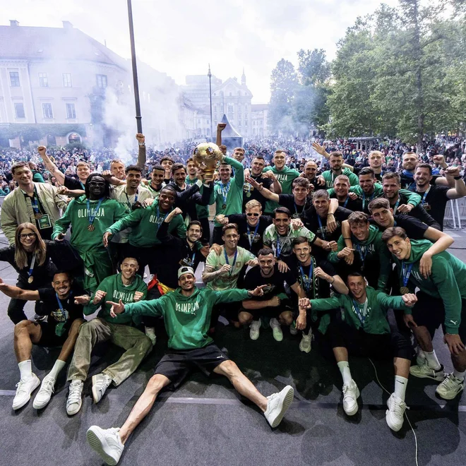 Nogometaši Olimpije so proslavili nov naslov svetovnega prvaka skupaj z navijači na Kongresnem trgu v Ljubljani. FOTO: Facebook Nk Olimpija