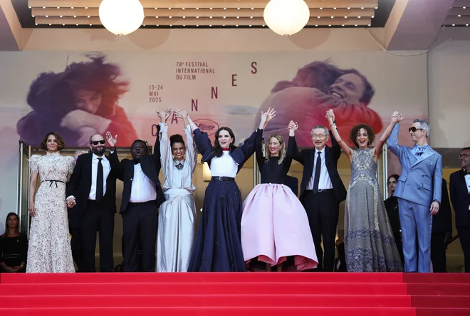 Canska žirija: Juliette Binoche, Halle Berry, Payal Kapadia, Alba Rohrwacher, Leila Slimani, Dieudo Hamadi, Hong Sang-soo, Carlos Reygadas in Jeremy FOTO: Stephane Mahe/Reuters