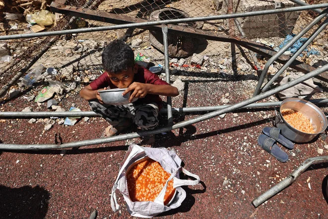 Palestinski deček v enem od begunskih taborišč. FOTO: Eyad Baba/Afp