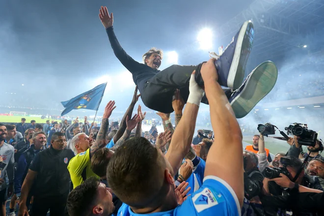 Antonio Conte se je znašel v zraku po zmagi Napolija. FOTO: Carlo Hermann/AFP