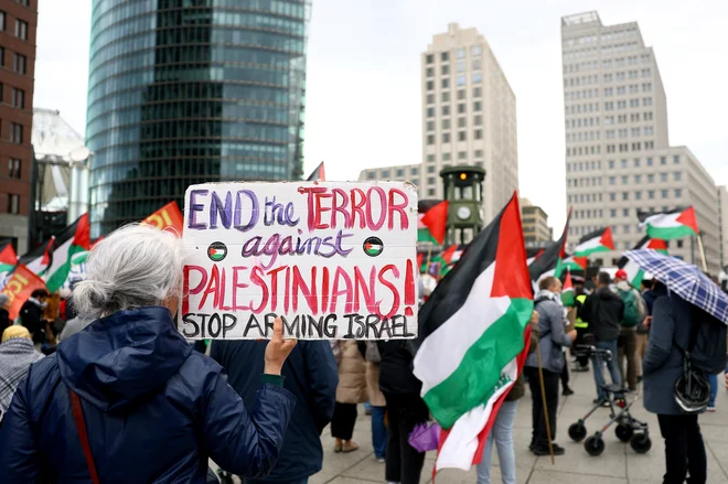 V Berlinu so ob 77. obletnici tako imenovane nakbe oziroma velike katastrofe potekale propalestinske demonstracije. Te so v Nemčiji vse bolj pogoste zaradi vojne v Gazi. FOTO: Lisi Niesner/REUTERS