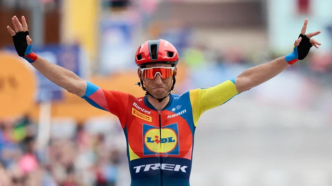 32-letni Španec Carlos Verona je na fantastičen način slavil na 15. etapi. FOTO: Luca Bettini Afp