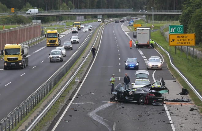 Na ptujski avtocesti se je prometna nesreča končala tragično za sopotnika v vozilu. Slika je simbolična. FOTO: Tadej Regent/Delo