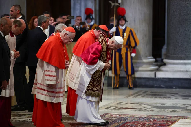 Kasneje je papež Leon obiskal tudi baziliko Marije Snežne (Santa Maria Maggiore). Tam se je v molitvi ustavil ob grobu svojega predhodnika, papeža Frančiška FOTO: Guglielmo Mangiapane/Reuters