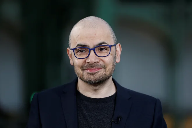 Demis Hassabis ocenjuje, da bo umetna inteligenca v prihodnjih petih do desetih letih ukinila ali pa vsaj močno spremenila številna obstoječa delovna mesta. FOTO: Benoit Tessier/Reuters