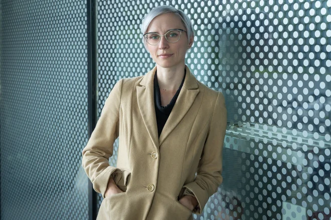 Kaja Rakušček (1998) je kulturna delavka ter multidisciplinarna umetnica, aktivna na področjih ter presečiščih filma in poezije. FOTO: Voranc Vogel/Delo