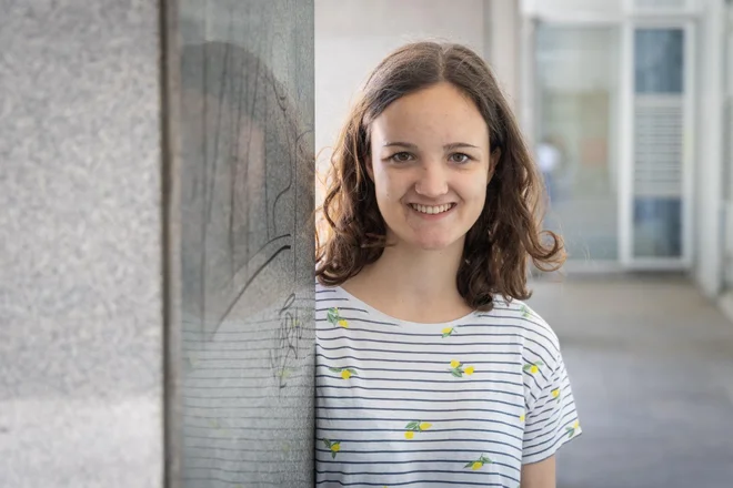 Ana Kumperger, študentka slovenistike ter pedagogike in andragogike na Filozofski fakulteti v Ljubljani, je začela pisati že v osnovni šoli. FOTO: Voranc Vogel/Delo