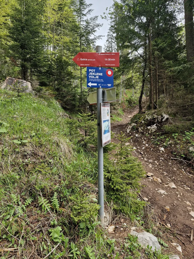 Zimska pot se zdaj imenuje Pot jeklene volje; te je nekaj tudi treba imeti za takšno strmino. FOTO: Beti Burger