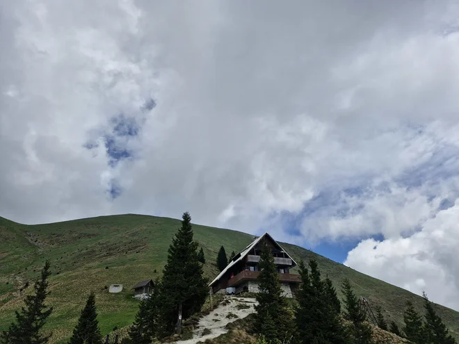 Koča na Golici stoji na višini 1582 metrov, od tam je še približno pol ure hoje do vrha. FOTO: Beti Burger