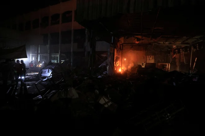 Napad je bil usmerjen na šolo Fahmi Al-Jargawi v Gazi, kjer je bilo nastanjenih več sto razseljenih ljudi, ki so zbežali iz severnega mesta Beit Lahia, trenutno pod intenzivnim izraelskim vojaškim napadom. FOTO: Dawoud Abu Alkas/Reuters