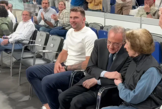 Luka Dončić na košarkarski tekmi v družbi predsednika madridskega Reala. FOTO: X