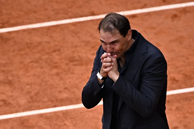 Čeprav Rafael Nadal letos ni vihtel loparja v boju za točke, je bil prvi dan odprtega prvenstva Francije povsem v njegovem znamenju. FOTO: Julien De Rosa/AFP