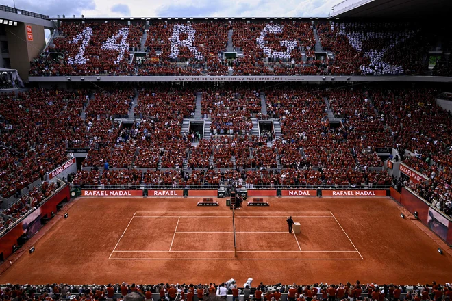 Tribune, odete v rdečo barvo Nadalovega ljubega peska, so utripale v en glas. FOTO: Julien De Rosa/AFP