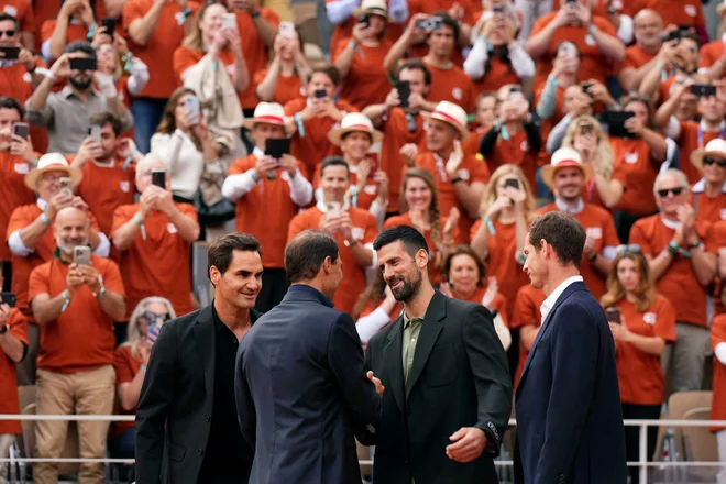 Solze so se mešale s ponosom, ko so se mu poklonili številni sedanji in nekdanji teniški velikani – med njimi njegovi največji tekmeci in sopotniki Novak Đoković, Roger Federer in Andy Murray. FOTO: Dimitar Dilkoff/AFP