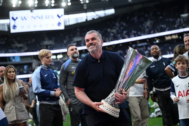 Ange Postecoglou je v šali pred sezono dejal, da vedno nekaj osvoji v svoji drugi sezoni pri klubu. To mu je tudi uspelo in Tottenham je prvič po leto 2008 osvojil lovoriko. FOTO: Justin Tallis/AFP