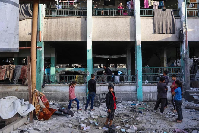 Predstavnik agencije za civilno zaščito v Gazi, ki jo vodi Hamas, je povedal, da so iz šole izvlekli 20 trupel, vključno z otroki, več trupel je bilo menda hudo opečenih. FOTO: Omar Al-qattaa/AFP