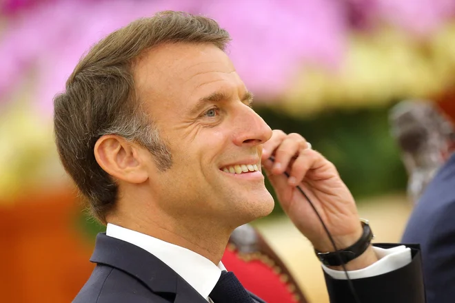 Macronov slabši politični položaj lahko pripišemo zlasti njegovemu čedalje manjšemu notranjemu krogu, preveliki centralizaciji oblasti in pomanjkanju ideološke koherentnosti. FOTO: Luong Thai Linh/Reuters