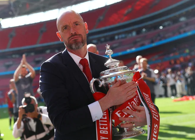 Največji uspeh Nizozemca na klopi Manchester Uniteda je bil osvojen FA pokal v sezoni 2023/24. FOTO: Hannah Mckay/Reuters