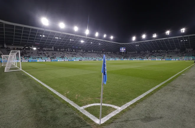 Začela se je prenova zelenice na stožiškem stadionu. FOTO: Borut Zivulovic/Reuters