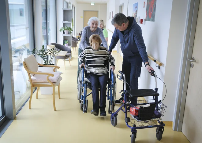 Ker bo pravica do dolgotrajne oskrbe v institucionalnem varstvu začela veljati šele 1. decembra, se zdi gospodarskim organizacijam pobiranje prispevka 1. julija prenagljeno. Fotografija je simbolična. FOTO: Jože Suhadolnik