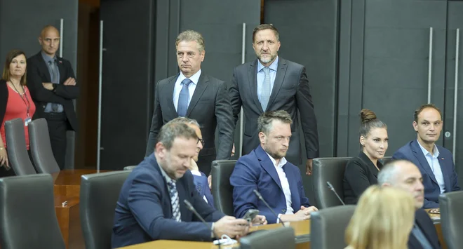 Vse bolj se nakazuje, da bosta premier Robert Golob in finančni minister Klemen Boštjančič morala popustiti pri Saši Jazbec kot kandidatki za guvernerko. Foto Jože Suhadolnik
