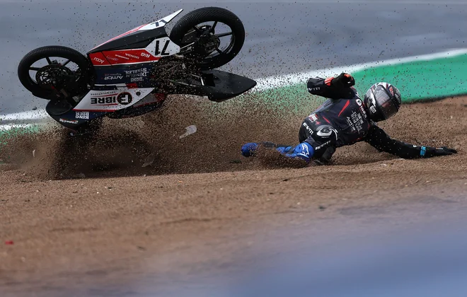 Britanec Daniel Goodman je strmoglavi med dirko British Talent Cup, ki se je odvila pred dirko MotoGP za Veliko nagrado Velike Britanije na dirkališču Silverstone v Northamptonshiru. Foto: Adrian Dennis/Afp