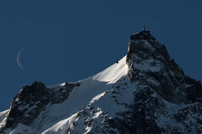 Povprečni plezalec premaga Mont Blanc v dveh dneh z uporabo gondole iz Chamonixa do Aiguille de Midi. FOTO: Gonzalo Fuentes/Reuters