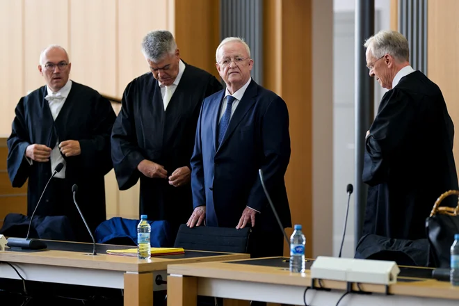 Afera z manipulacijo izpušnih plinov je VW doslej stala že več kot 30 milijard evrov in stroški bi lahko bili še višji, saj vsi postopki še niso zaključeni. FOTO: Fabian Bimmer/REUTERS