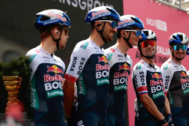 Primož Roglič (drugi z desne) skupaj z moštvenimi kolegi iz ekipe Red Bull Bora Hansgrohe ostaja na Giru. FOTO: Luca Bettini/AFP