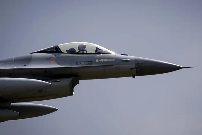 Letalsko bazo v Volklu sta danes zapustili zadnji letali F-16 izmed tistih, ki so jih Ukrajini namenili Nizozemci in Danci. FOTO: Robin Van Lonkhuijsen/AFP