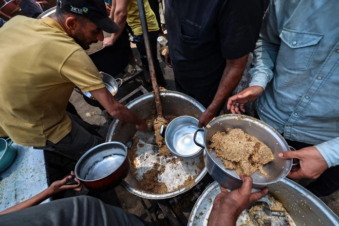 V Gazi, kjer Izrael od oktobra 2023 bije krvavo vojno proti Hamasu, v nemogočih razmerah živi okoli 2,1 milijona ljudi, ki jim zaradi skoraj trimesečne izraelske humanitarne blokade grozi lakota. FOTO: Eyad Baba/AFP