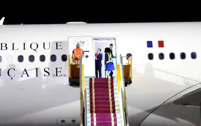 Kamere so zabeležile neljubi dogodek med zakoncema Macron, tik preden so se vrata letala povsem odprla. FOTO: Reuters Tv Via Reuters