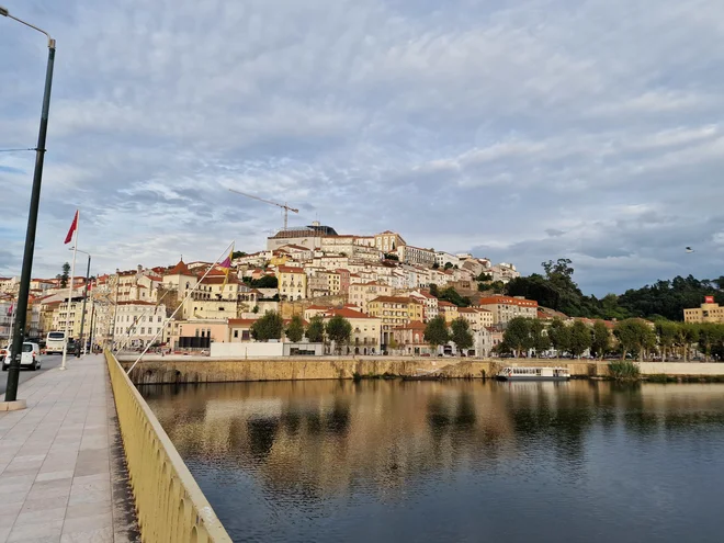 Osrednji del Coimbre stoji na hribu nad reko Mondego, najdaljšo reko, ki v celoti teče po portugalskem ozemlju. FOTO: Anton Gradišek